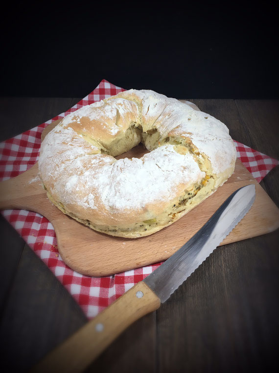 Tortano italienisches Hefebrot mit Füllung, italienisches Kranzbrot mit Pizzafülllung