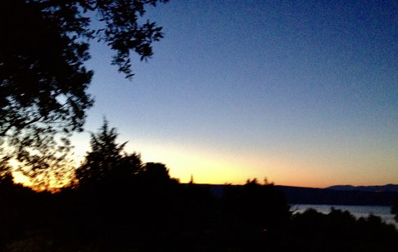 Blauer Himmel leuchtet in den letzten Strahlen der untergehenden Sonne.