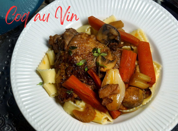 Feines Schmorgericht mit Huhn, Karotten, Schalotten und Champignons: Coq au Vin