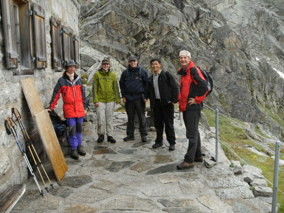 Auf der Gelmerhütte, von rechts Matthias Greiner, Ang Kami Sherpa und Markus Siegfried