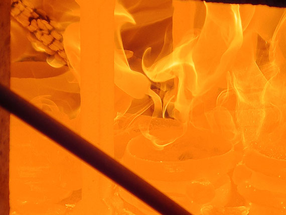 備前焼の窯の中の温度が1200度に達し炎が飴のように見えます。