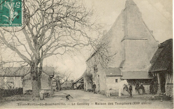 Devant la ferme vers 1900 (on aperçoit le puits derrière le noyer)