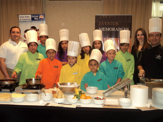 Izquierda Henry Roldán, Gerente de Mercadeo de Fondo Unido de Guatemala; Gabriela Maselli Representante del Hotel Real Intercontinental; Melvin Herrera Chef  Hotel Real Intercontinental y los niños participantes.