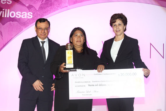 La ganadora del Premio Avón, señora Marta Apolonia Franco junto a Francisco Hernández, Gerente Senior de Finanzas y Sheny de Orellana, Gerente Senior de Recursos Humanos de Avon Centroamérica.