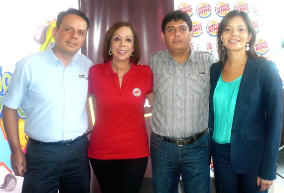 Representantes de las empresas patrocinadoras y BK Becas Fundación.