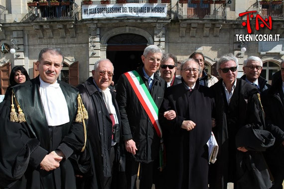Al centro della foto l'Avv. Maurizio De Tilla, Presidente nazionale dell'OUA