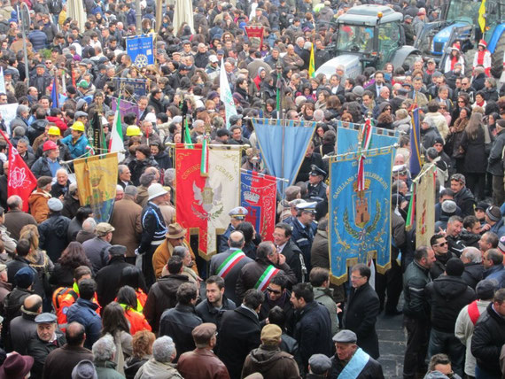 La Piazza Garibaldi gremita di manifestanti. 13 gonfaloni dei Comuni, i Sindaci con la fascia tricolore.