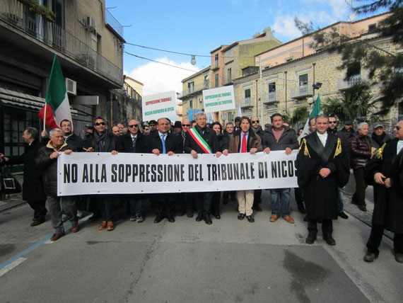 Il corteo attraversa le vie della città