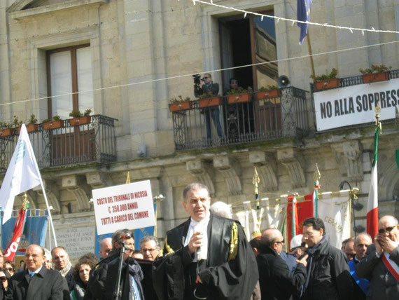 Interventi conclusivi in Piazza Garibaldi-L'Avv. Timpanaro coordina gli interventi ed arringa la folla