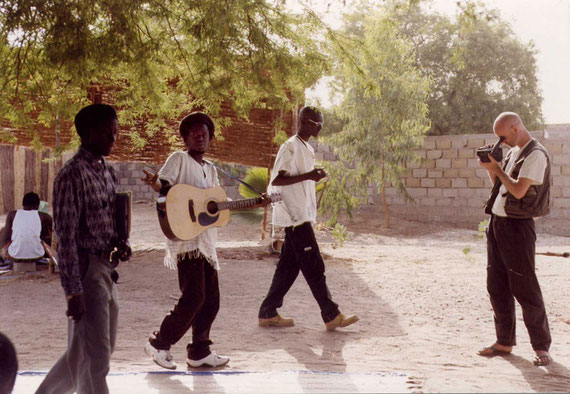 Videodreh beim "Art Bridge Symposion" in Mbour/Senegal, 2000
