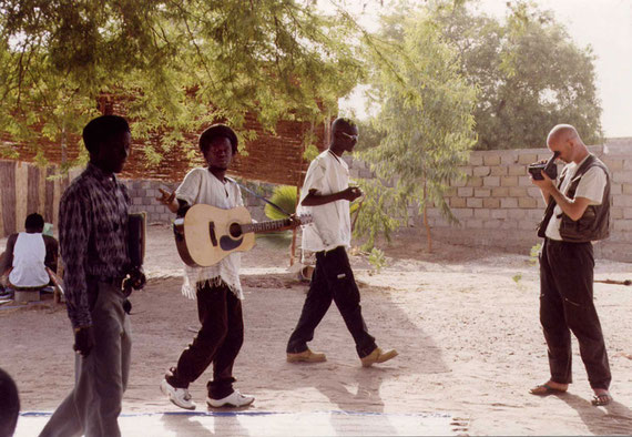 Videodreh beim "Art Bridge Symposion" in Mbour/Senegal, 2000