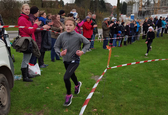 Die Siegerinnen bei den Mädchen: Beim Zieleinlauf sieht man, dass Lotta es durchaus schon mit ihrer großen Schwester aufnehmen kann.
