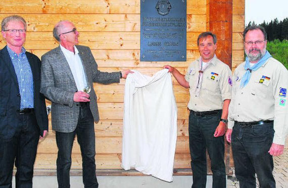 Mit einer Erinnerungstafel haben sich die Lions Clubs aus Villingen und Schwenningen am Blockhaus des internationalen Jugendzeltplatzes verewigt. Von links Herbert Riegger, Uwe Lauinger, Dirk Hausmann und Christoph Mittermeier.