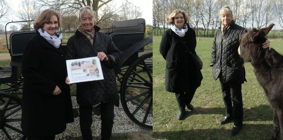 Zwei Damen des "Lionsclub Steinhuder Meer" bei der Scheckübergabe 