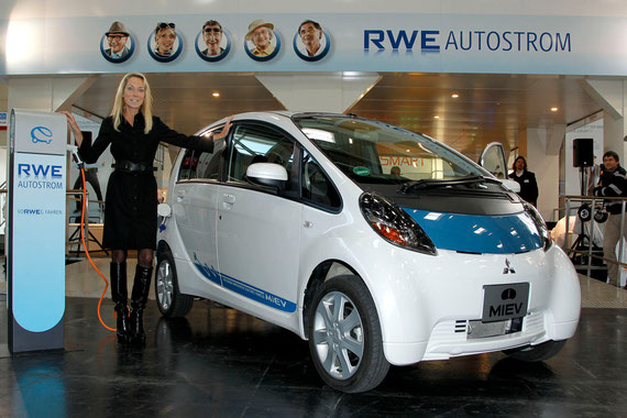 Carolin Reichert, Leiterin E-Mobility bei der RWE Effizienz, präsentiert das „e-Drive“ Paket auf der eCarTec in München