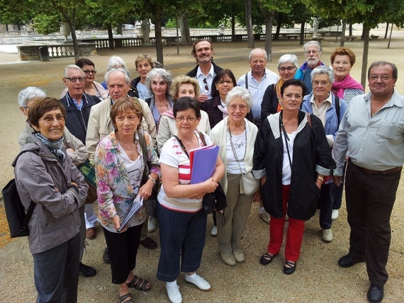 Le Groupe des visiteurs arrive au Jardin de la Fontaine à Nîmes.