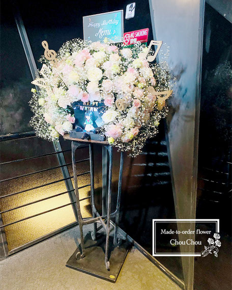 生誕ライブ　イベント　フラスタ　祝花　フラワースタンド　スタンド花　椅子　渋谷WWW　オーダーフラスタ　シュシュ　ChouChou