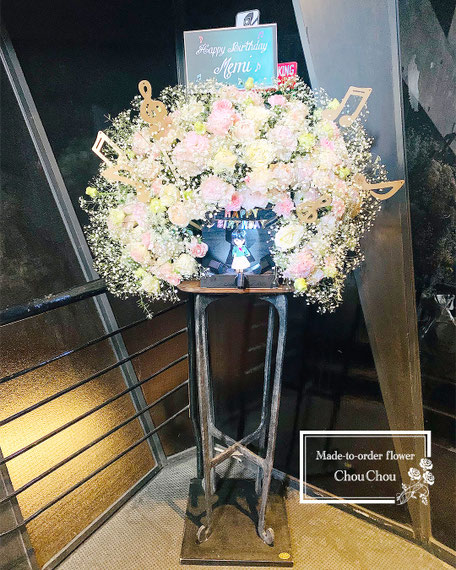 生誕ライブ　イベント　フラスタ　祝花　フラワースタンド　スタンド花　椅子　渋谷WWW　オーダーフラスタ　シュシュ　ChouChou　
