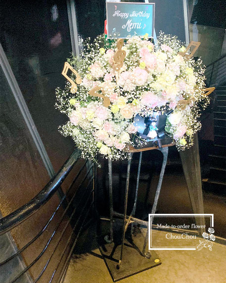 生誕ライブ　イベント　フラスタ　祝花　フラワースタンド　スタンド花　椅子　渋谷WWW　オーダーフラスタ　シュシュ　ChouChou