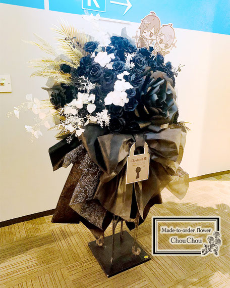フラスタ　大阪城　チェアスタンド　椅子型　フラワースタンド　黒薔薇　ジャンボフラワー　ゴールド　オーダーフラスタ　シュシュ　ChouChou