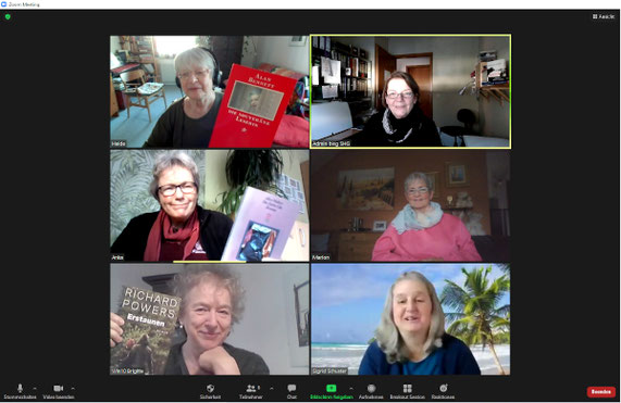 6 Frauen bei einem Zoom-Treffen. Sie werden mit Büchern in der Hand auf dem Bildschirm abgebildet.