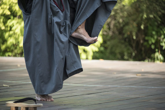 Immagine che illustra il lavoro che viene fatto sui piedi nell'ai jutsu per la propriocezione e l'equilibrio