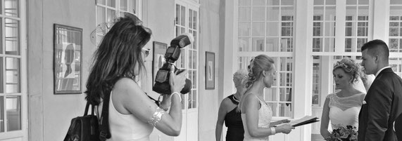 die Hochzeitsfotografin beim Empfang - Hochzeitsfotografin Bad Driburg Gräflicher Park