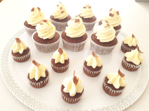 Schokoladen Cupcakes Muffins Chocolat Schoko weisses Schokofrosting white frosting Torten Kuchen Hinwil
