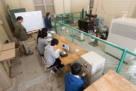 学部学生に対して実施している、電気エネルギーに関わる学生実験の様子