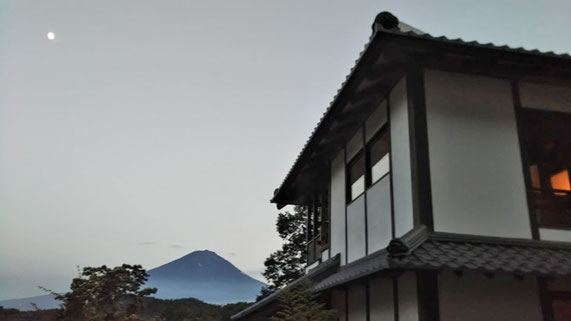 夕暮れ時に富士山と月を臨む