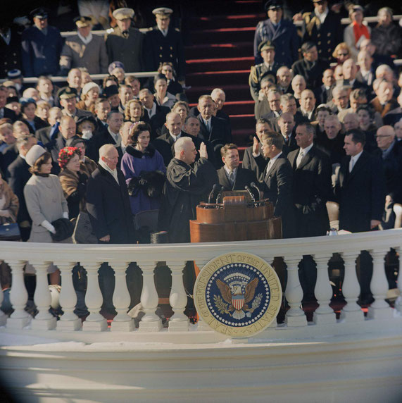 20.01.1961, Amtseinführung von John.F.Kennedy, seine Bibel liegt auf dem Pult.