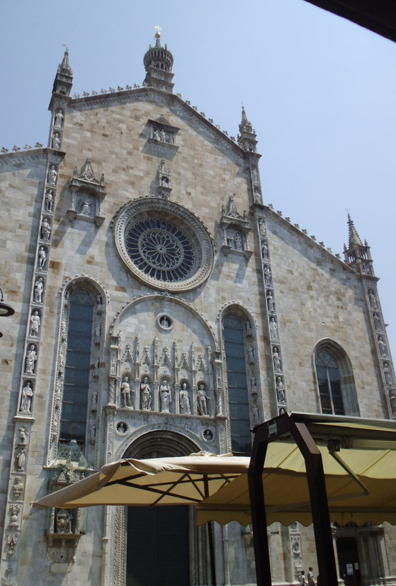 Kathedrale in Como (Achtung an alle Frauen: Besuch der Kathedrale nur mit bedeckten schultern und knielanger Kleidung)