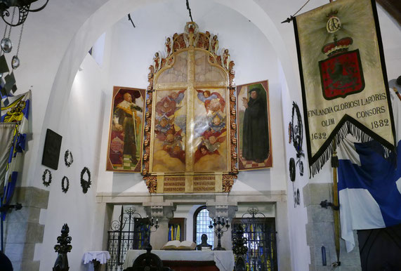 Altarbild mit Gustav-Adolf und Martin Luther im Inneren der Kapelle.