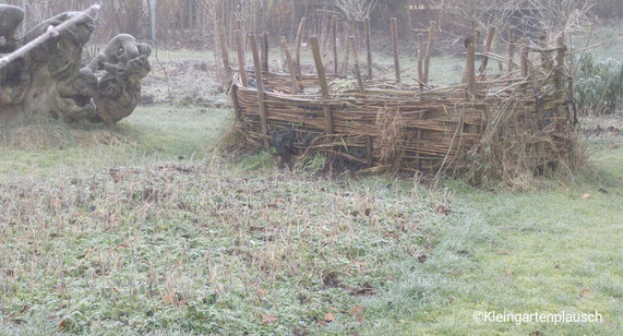 Auf dem Foto leider nicht so gut erkennbar, aber dieses Kompost- oder Beetschiff aus Ästen fand ich super gelungen und kreativ. Bei der Monsterwurzel daneben fragten wir uns, ob der Riesenbaum einst im Garten stand?