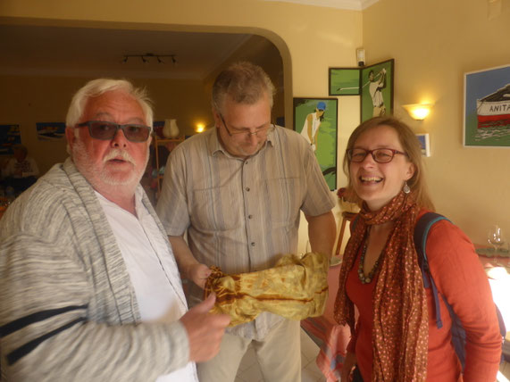 Dieter Honstrass Leiter der mobilen Pilzschule,Martin Busse und Katharina Krieglsteiner Pilzdesigneri bei der Begutachtung eines Schals gefärbt mit dem zottigen Schiller Porling in Martins Kulinarium,Carvoeiro,Algarve,Portugal,Kochschule,Mobile Kochschule