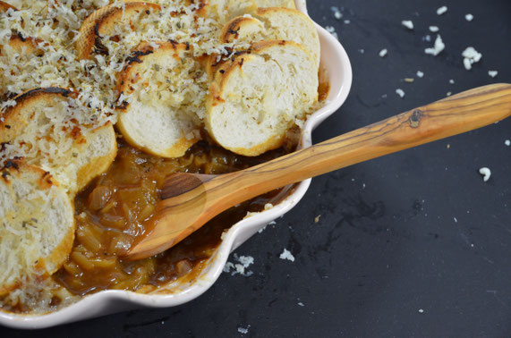 Die fertige Zwiebelsuppe mit Brot und Parmesan gebacken.