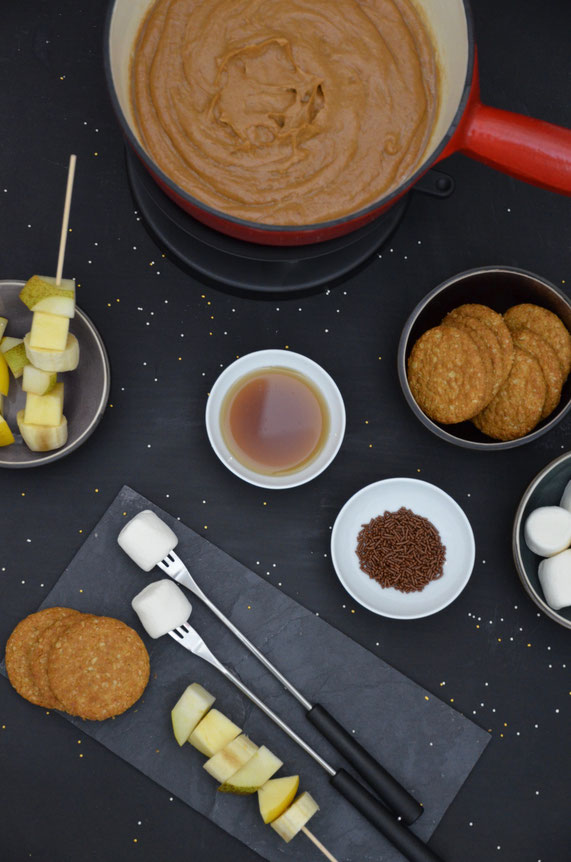 Die Alternative zum Schokoladenfondue. Eine süße Erdnusscreme zum Dippen für Obst, Kekse und andere Naschereien.