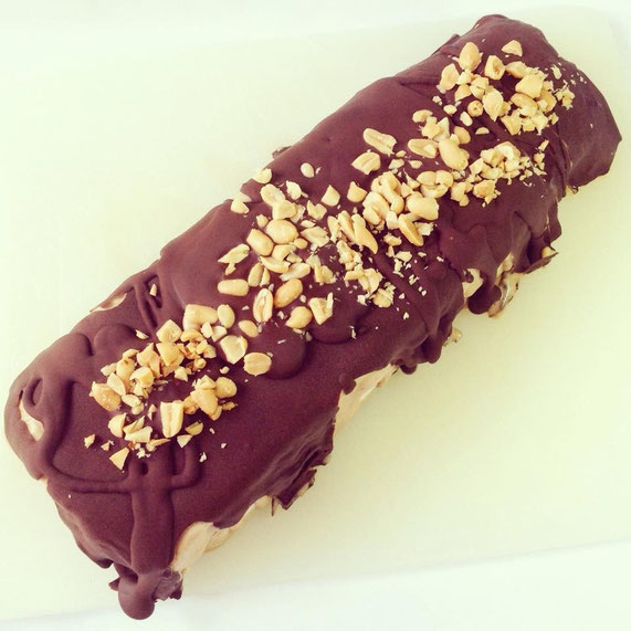 Fertig dekoriert und verzehrfertig: Die Snickers-Eistorte im Ganzen.