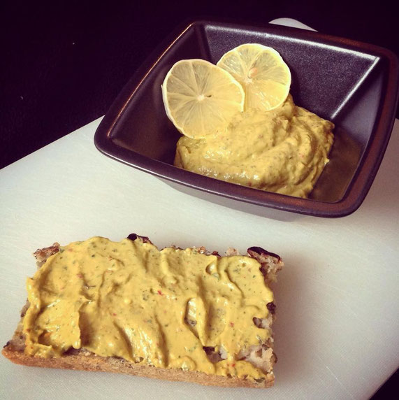 Pikante Avocado-Kräuter-Crème mit einer Scheibe One-Pot Brot.