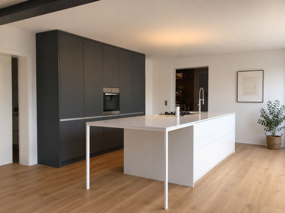 Moderne Küche nach Maß mit Kochinsel, Esstischanbindung und deckenhohen Hochschränken – individuell geplant und gefertigt von Holzdesign Rapp im Raum Geisingen.