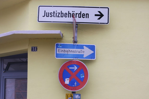 Oldenburg, Hinweisschild zu den Gerichten
