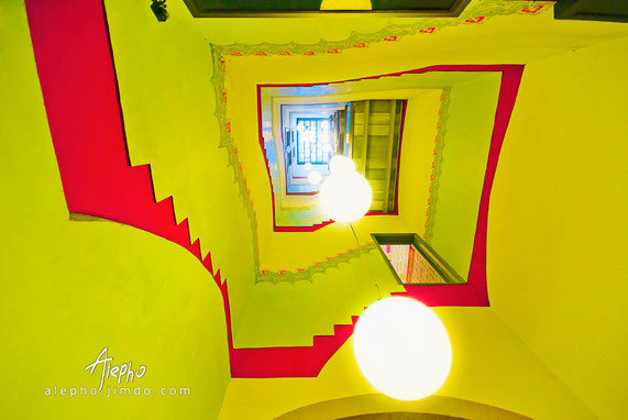 decoración de uno de los patios internos de la Casa del Baró de Quadras