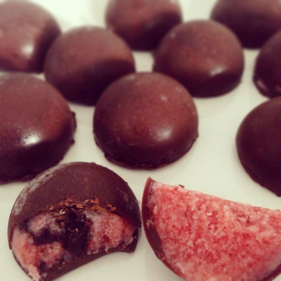 Erdbeer-Pralinen mit dunkler Schokolade, vegan