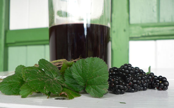 Apfelessig mit Wildfrüchten Brombeere Nelkenwurz