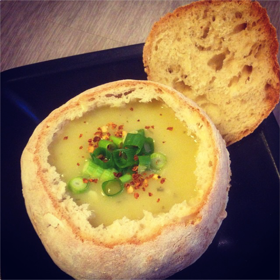 Kartoffelsuppe im Brotlaib (vegan) - Der vegane Genussblog