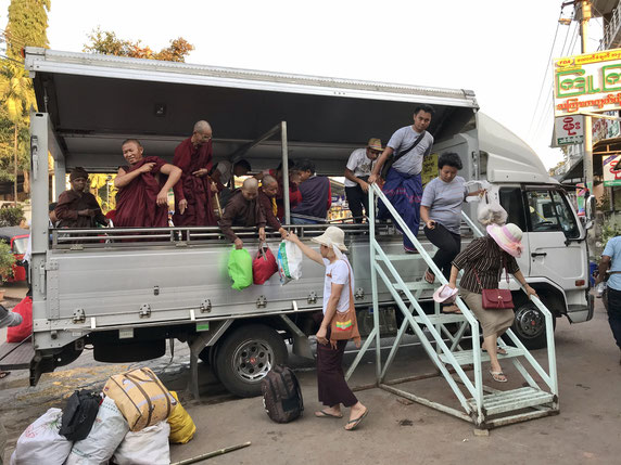 Touristen, Mönche und Einheimische - alle vereint im Truck zum goldenen Felsen