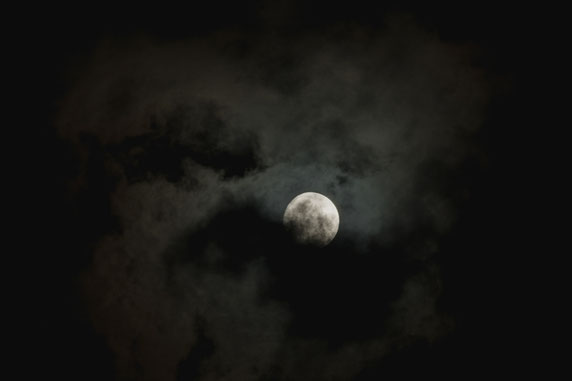 満月少しまえの月、雲