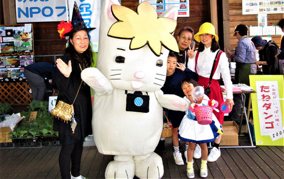 魔女・ちびまる子ちゃんなどのハロウィーン・メンバーとモミジ~ヌでパチリ