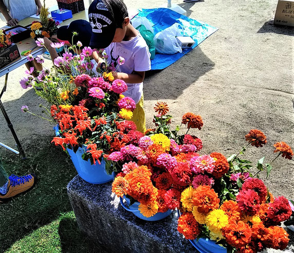 あふれるお花と少年・・・