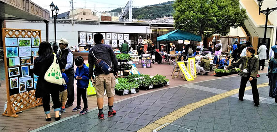 2019年の花とみどりのマルシェの風景(箕面駅前)
